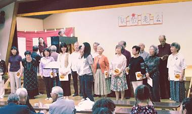 「借宿区敬老会」で歌うシンフォ